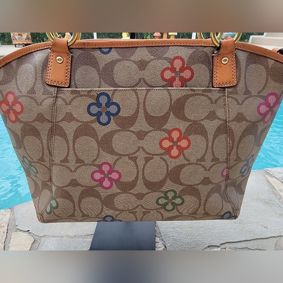 Coach Classic Peyton Clover Tote - Picture 5 of 15